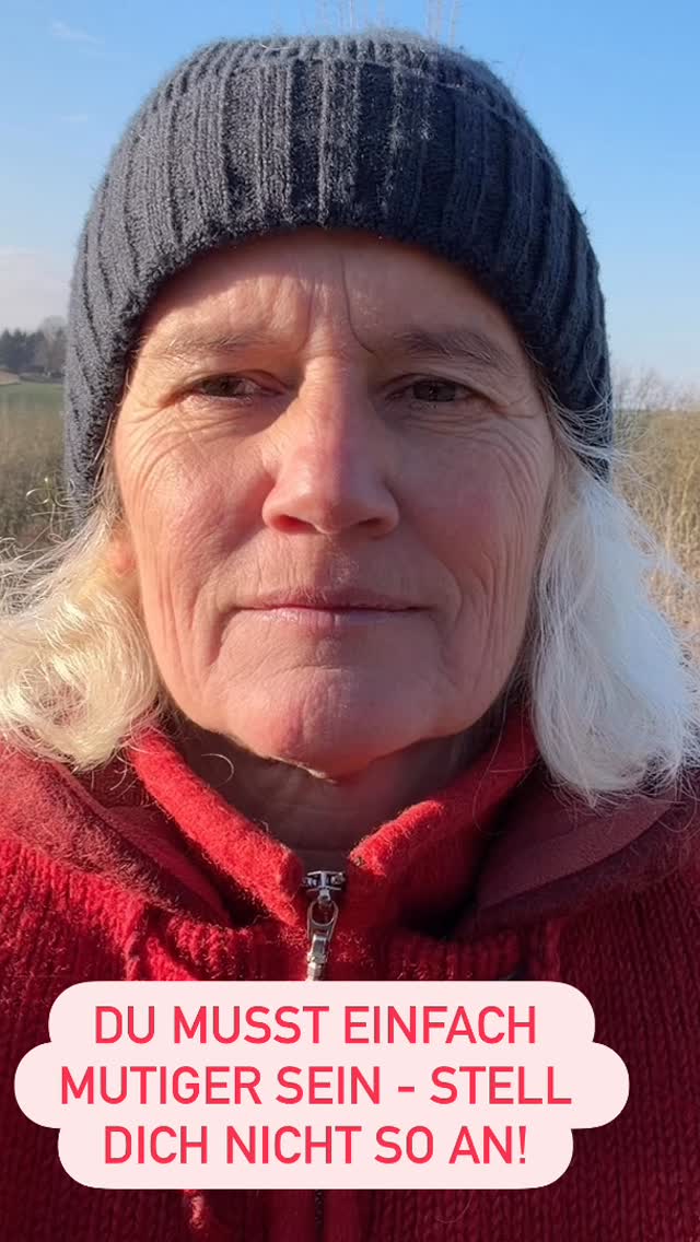 🚫 “Du musst einfach mutiger sein” - NEIN! 🚫
Das ist der SCHLECHTESTE Rat für ängstliche Reiter! 😡
Ich höre das ständig:
“Stell dich nicht so an, hab einfach Mut!”
BULLSHIT! 💥
Mut ohne Können ist LEICHTSINN ⚠️
Und Leichtsinn bringt dich ins Krankenhaus! 🏥
Echte Sicherheit entsteht durch:
✅ Einen Notfall-Stopp, der sitzt
✅ Klare Körpersprache fürs Pferd
✅ Plan für Stress-Situationen
✅ WISSEN statt Gefühle
Wenn du das alles drauf hast → kommt der Mut von GANZ ALLEIN! 💪
Diese Mut-Coaches verkaufen dir Gefühle statt Fähigkeiten 🎭
In der SafetyHorseMethod kriegst du beides:
→ Echtes KÖNNEN
→ Dadurch echtes SELBSTVERTRAUEN
Schritt für Schritt. Vom Boden bis ins Gelände 🐎
👇 Kennst du auch solche “Mut-Tipps”? Schreib mir den schlimmsten!
#reitsicherheit #safetyhorse #pferdetraining #reitangst #horsemanship