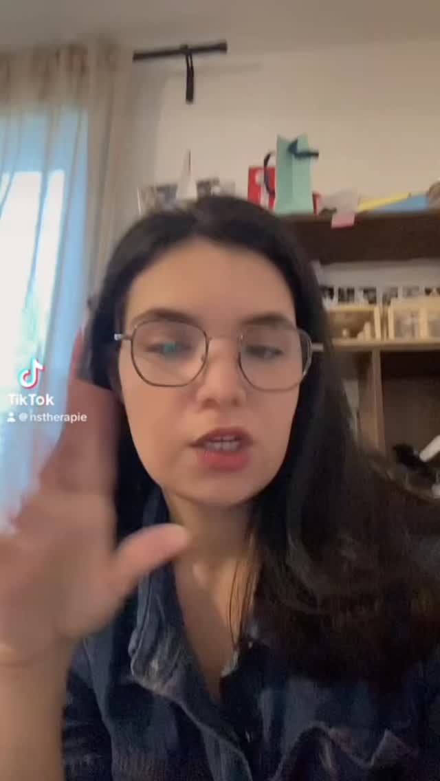 Le pervers narcissique ne détruit pas par la violence,
mais par le doute.
Sortir de l’emprise,
c’est arrêter de se justifier
et recommencer à se croire.
#emprise #perversnarcissique #violencepsychologique #reconstruction #estimeDeSoi 🖤