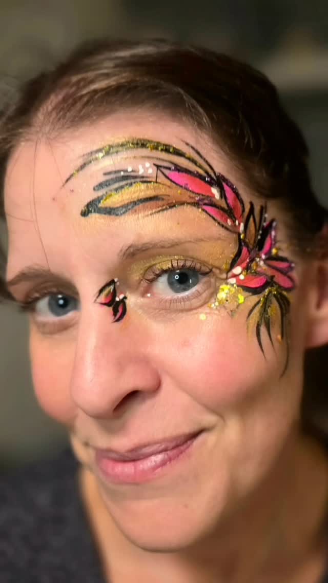 Birthday parties with a little bit of everything are the best 🎨🎉 From Christmas designs to colorful favorites, there’s always something for everyone.
#birthdaypartyfun #facepainting #festivefaces #christmasfacepainting #partyartist