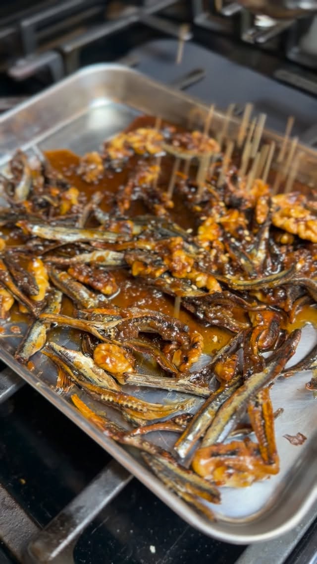 Happy New Year’s Eve 2026! Today was all about the process 🎍
We spent nearly 12 hours cooking osechi with my mom — every dish made from scratch.
What you’re seeing here is only the making:
Nishime, namasu, gomame, ozoni, steamed shrimp,
kintoki mame, sweet potato kinton, azuki amazake, and koji anko.
Osechi is slow food in its truest form.
Time, intention, and tradition matter just as much as the ingredients.
The finished osechi and mochi table will be revealed tomorrow ✨
👉 Follow along to see it all come together.
今日はおせち料理仕込みの日🎍
母と一緒に、約12時間かけておせち作りをしました。
この動画は完成前の調理風景のみ。
煮しめ、なます、ごまめ、お雑煮、海老の蒸し物、
金時豆、さつまいもきんとん、あずき甘酒、麹あんこ。
おせちは、時間と手間をかけるからこそ意味がある料理。
作る過程そのものが、大切な文化です。
完成したおせちとお餅は明日公開✨
ぜひフォローしてお待ちください。