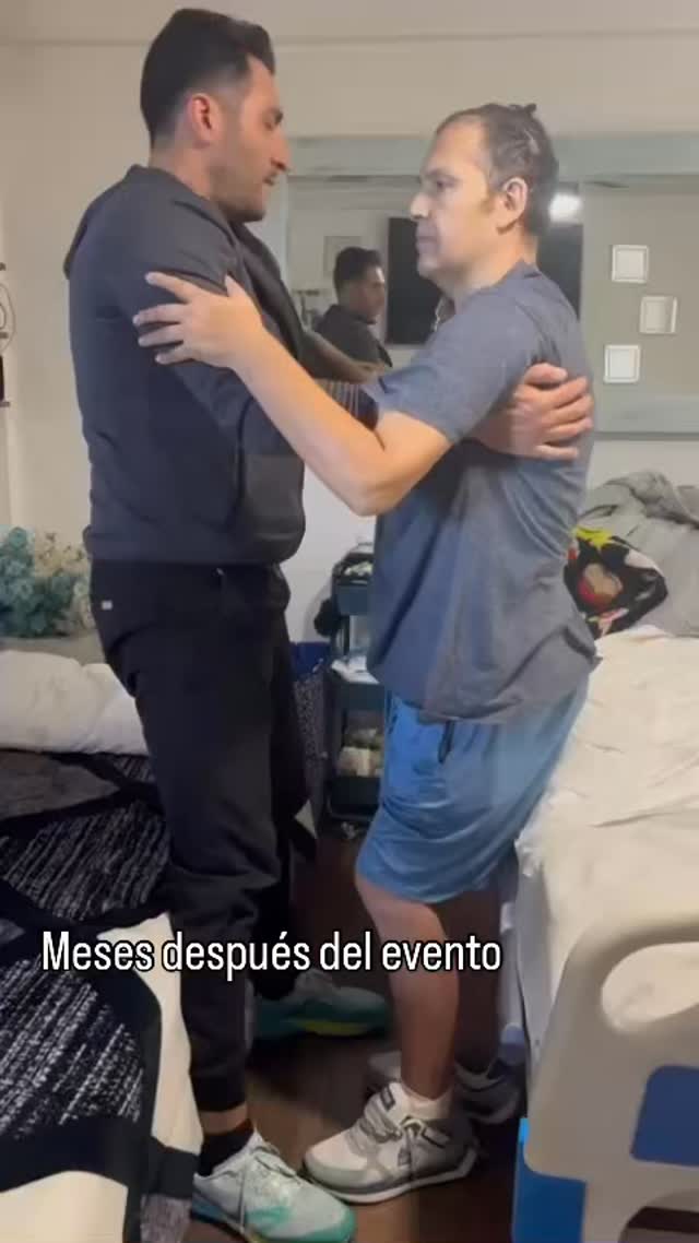 Avanza Care🏡💙 nace de una idea simple pero profunda: la terapia no ocurre solo en una camilla, ocurre en la vida real del paciente.
@avanzacare
Es llevar la fisioterapia al lugar donde el cuerpo se expresa sin máscaras: la casa. Ahí donde el dolor aparece al levantarse de la cama, al subir escaleras, al cargar una silla, al caminar descalzo. Ahí es donde Avanza Care interviene.
La terapia en casa no es solo comodidad.
Es continuidad del proceso, es observar el entorno, los hábitos, los silencios del cuerpo. Es adaptar la terapia a la realidad del paciente y no forzar al paciente a adaptarse a un consultorio.
Para el paciente, los beneficios son claros:
🌀Mayor adherencia al tratamiento.
🌀Menos estrés físico y emocional.
🌀Recuperación funcional más real y sostenible.
🌀Confianza, seguridad y acompañamiento cercano.
🌀Un proceso que respeta su ritmo, su historia y su entorno.
Para el proceso terapéutico, la casa se convierte en aliada:
✅Se corrigen movimientos cotidianos reales.
✅Se educa al paciente y a su familia.
✅Se da seguimiento continuo y personalizado.
✅Se transforma la terapia en un hábito, no en una cita aislada.
En Avanza Care, no vamos solo a “dar una sesión”.
Vamos a caminar con el paciente, a entender su cuerpo, su contexto y su forma de vivir el dolor para convertir la rehabilitación en algo posible, humano y duradero.
Porque sanar no es solo quitar el dolor.
Es recuperar la confianza en el propio cuerpo, en el lugar donde la vida sucede todos los días.
#avanzacare #fisioterapiaadomicílio #planesavanza #vamospormas