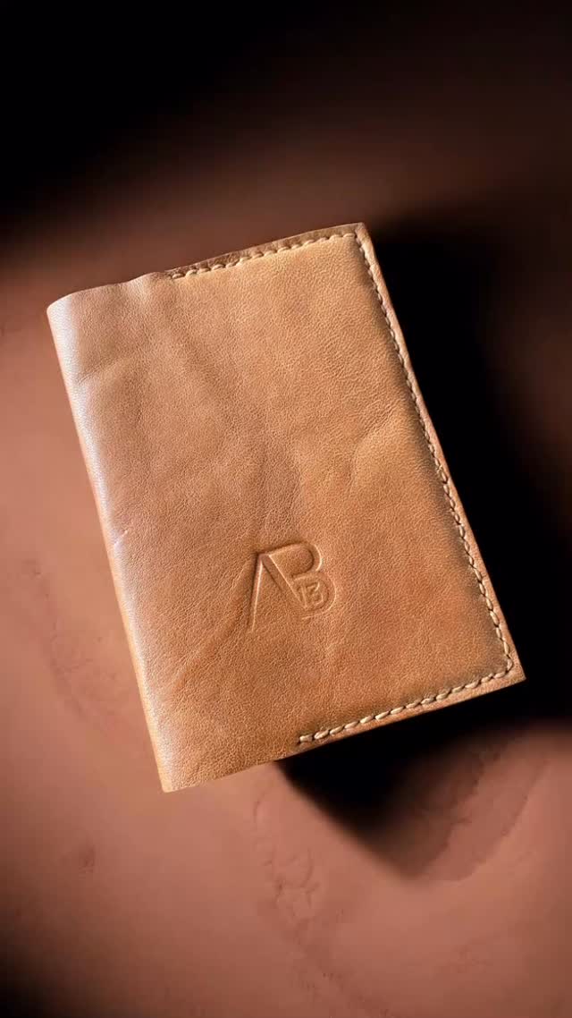Protège-passeport - collection articles de maison
#cuir #maroquinerie #protegepasseport #maroquinerieartisanale #handmade