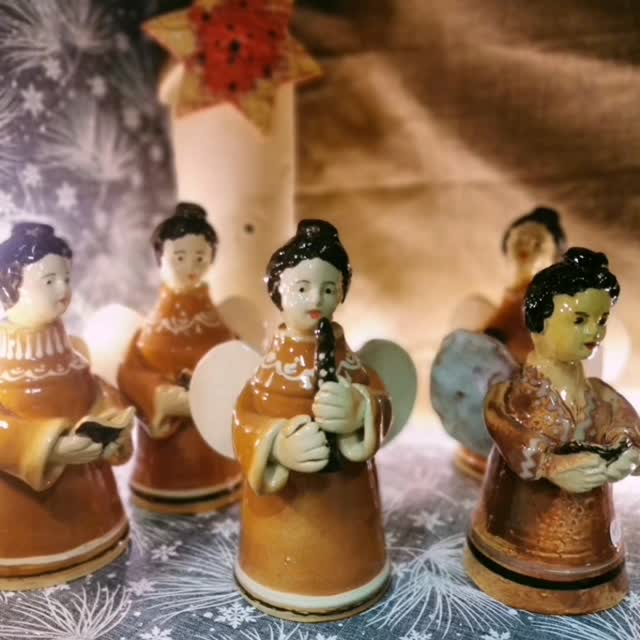 Bien qu'une grande partie de ces petits anges se sont envolés dans vos achats de Noël, je voulais vous présenter sous forme de vidéo les différentes étapes de fabrication.
Tout d'abord on commence par tourner le corps comme une série de petites bouteilles.
Ensuite sont tournés les bras comme une série de petits boudins, puis seront modelés les têtes la première tête a été réalisée à main levée puis grâce à l'emprunte d'un moule en plâtre je peux modeler les têtes en petite série.
Sans oublier toutes les petites mains et l'instrument ou le livre qu'ils tiennent dans leurs mains et leurs ailes.
Arrive l'assemblage minutieux de chaque ange.
Après plusieurs jours de séchage un décor léger et minutieux à l'engobe sera appliqué.
#angel #alsace #tradition #reels