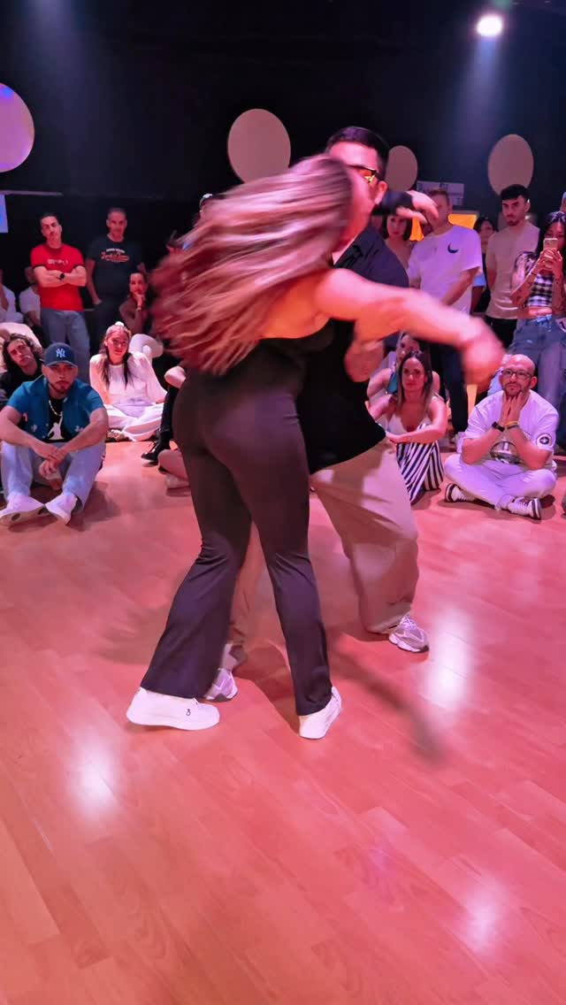 🇮🇹 GIOVANA Y RAFAEL 🇮🇹
Milano, what a great evening we had together at @unamasclub ❤️ It was short but very special night for us because of the amazing reception from this people. Thank you so much ☺️
⬇️ LEARN WITH US ONLINE RIGHT NOW ⬇️
www.giovanayrafael.com
🎶 Mas Bella - @jalillopez1
🎥 @diego.andres_videomaker
👟 @panamiodance
🕶️ @allskulloficial
#bachata #bachazouk #bachatafusion #bachatadance #dancebachata