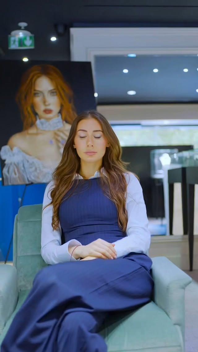 2025 restera gravée.
Une année faite de croisements justes, de rêves matérialisés et de confiance partagée.
La rencontre avec la maison @mauboussin.champs.elysees , une collaboration forte de sens.
Des moments d’émotion lors des évènements, notamment auprès de la Fondation Papillon en Belgique, où l’art retrouve pleinement sa mission : créer du lien.
Et surtout, une gratitude profonde pour mes agents de l’agence @beyou_art_paris — pour votre regard, votre soutien constant et votre foi en mon travail.
J’avance guidée par la sincérité, l’intuition et l’amour de créer.
Merci à ceux qui marchent à mes côtés.
Annabelle
#BP2025 #Mauboussin #FondationPapillon #artiste