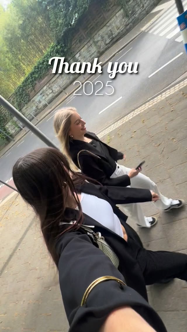 Ein erfolgreiches Jahr neigt sich dem Ende ✨
Ein Jahr voller Spaß, unvergesslicher Momente und starker Events, mit großartigen Creatorn und besonderen Brands. Und immer im Fokus: Freude an der Arbeit🙌🏻
2025 war erst der Anfang – 2026 setzen wir noch einen drauf. Wir haben ein paar ganz besondere Kampagnen geplant und können es kaum erwarten🚀
Danke an alle Creator & Partner für euer Vertrauen. Guten Rutsch! Wir sehen uns 2026 🍀✨
#recap2025 #agentur #influencermarketing