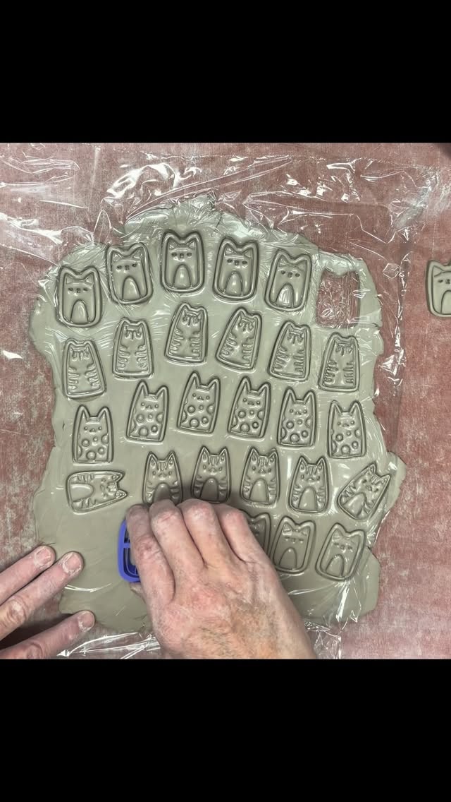 New magnet design for the next #potterydrop #catmagnet #catsofinstagram #idahome❤️