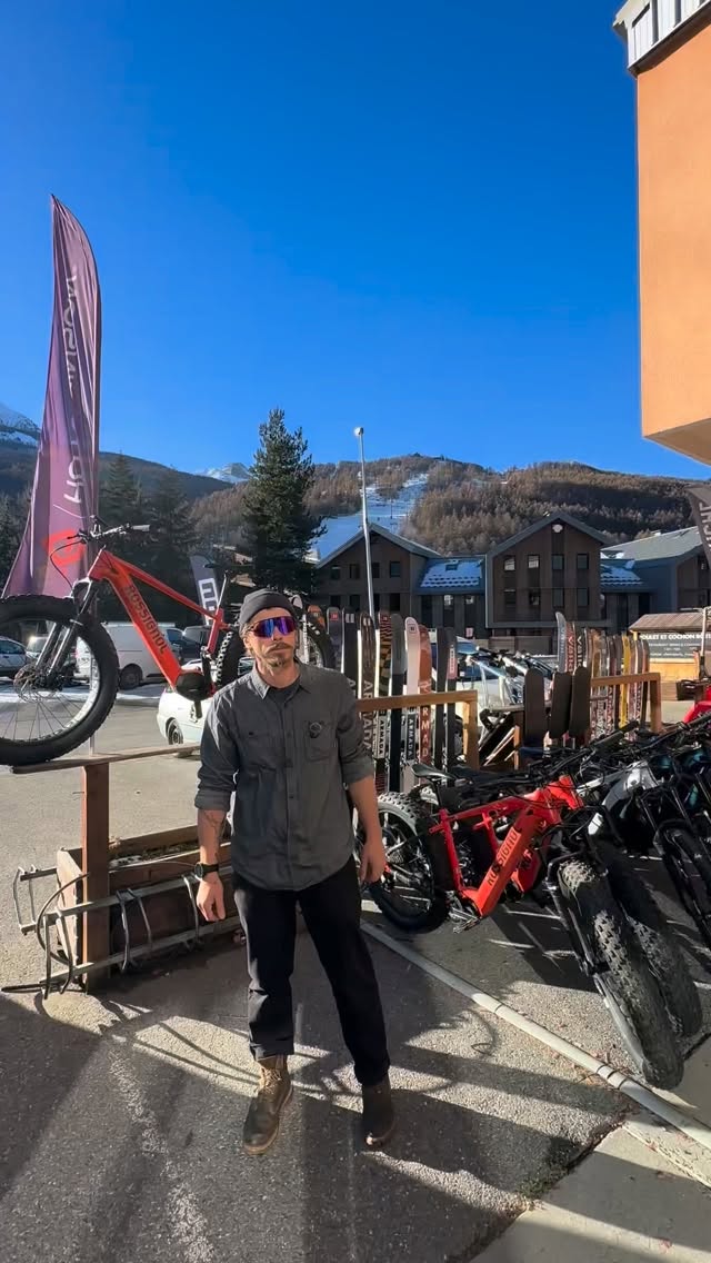 Bonne année à tous ! 🎉 Pour bien commencer cette nouvelle année, on vous parle vélo… même en hiver ! 🚴♂️❄️
Venez tester le Fatbike et découvrir nos nouveautés, avec des sorties encadrées le matin et l’après-midi.
Et pour une expérience encore plus originale, laissez-vous tenter par notre sortie Fatbike nocturne à la frontale, comme en été… mais sur la neige ! 🌙💡
Une aventure unique pour rendre votre séjour à Serre Chevalier inoubliable.
👉 Vous venez commencer l’année avec nous ?!
#Sportrent #BonneAnnée #Fatbike #SerreChevalier
