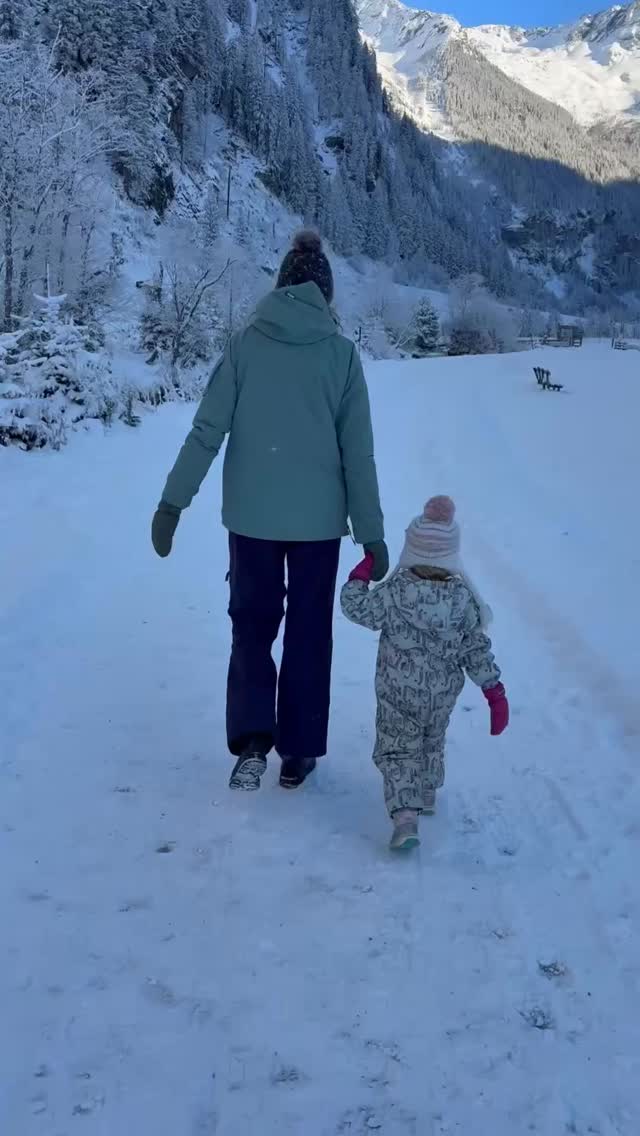 Soms klopt het gewoon niet meer.
Je eet eigenlijk prima.
Je beweegt.
Je doet je best.
Maar je energie zakt sneller.
Je krijgt vaker trek.
En je lichaam reageert anders dan je gewend was.
Dat ligt niet aan jou.
Je hormonen veranderen en daarmee ook hoe je lichaam omgaat met bloedsuiker, stress en herstel.
Het fijne?
Je hoeft niet alles om te gooien.
Met kleine, slimme aanpassingen kun je je lichaam weer ondersteunen:
meer rust in je energie
minder schommelingen
meer vertrouwen in je lijf
Precies wat veel vrouwen nodig hebben in deze fase.
In 2026 start een nieuwe Happy Hormones.
Voor vrouwen die niet “gefixt” willen worden,
maar wél willen begrijpen wat hun lichaam nodig heeft.
🤍 Denk je: dit past bij mij?
Stuur me een DM. Dan zet ik je vrijblijvend op de wachtlijst en hoor je als eerste meer. #femmehormoonspecialist #perimenopauze #happyhormones #stabielebloedsuikerspiegel #biometriq