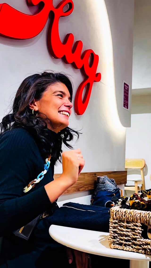 ✨ 2025 ✨
🌀 Ça a été une année spéciale pour moi, un vrai tourbillon ! Elle m'a demandé d'aller chercher loin dans mes tripes.
😮💨 J’ai eu peur, parfois.
Prospecter, sortir de ma zone de confort, me montrer, prendre ma place d’entrepreneure…
Il m'a fallu ajuster certaines choses en moi.
✨ Mais cette année a été aussi extraordinaire.
Plein de nouveaux clients ont fait appel à mes services, d’autres m’ont renouvelé leur confiance.
🌱 De belles rencontres et opportunités ont vu le jour, notamment grâce au formidable réseau de calligraphes.
Et d'autres sont nées parce que j’ai enfin osé aller les chercher.
🤍 Il y a aussi @seeyouletter.podcast , le projet que nous portons depuis bientôt un an avec @calliphanie
qui nous a demandé beaucoup d’introspection (et nous en demande encore !) pour construire quelque chose de vraiment aligné avec qui nous sommes.
👨👩👧👦 Et tout au long de cette année, il y a eu l’essentiel :
ma famille, mes amis, les gens que j’aime, toujours là, toujours soutenants 🤍
Merci ❤️
🚀 Go pour 2026