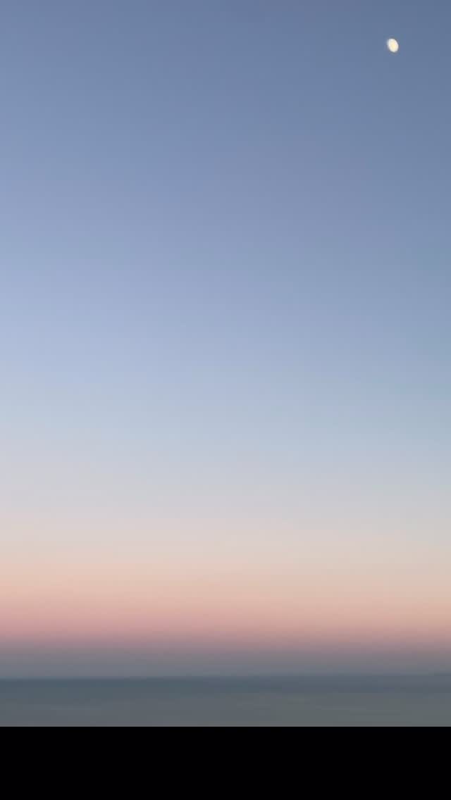 Et si demain changeait tout?
Et si demain, la façon dont tu choisiras de commencer ta journée transformait ton expérience de la vie?
Et si demain, tu te réveillais en prenant à pleines mains cette opportunité d’écrire la plus belle histoire que tu puisses imaginer pour ta vie. Quelle qu’elle soit.
Rien n’est trop grand ou trop petit.
Pourvu que ce soit beau à tes yeux.
Alors demain, tu te donneras l’autorisation de remplir la première page de magie, cette magie qui t’appartient déjà.
Tu te donneras, sans crainte ni hésitation, l’autorisation de vivre cette première page pleinement, avec espoir, force, courage et amour.
Cette histoire que tu écriras sera marquée à l’encre indélébile d’éclats de rire, de rêves et d’instants de grâce. Il y aura ici et là des bas, qui ne seront qu’un courageux passage vers les hauts et les beaux.
Entre tout cela, les espaces seront des respirations profondes, des temps de pur contentement, des pauses de gratitude et des moments de ressourcement.
Le coeur ouvert, la vision claire, le regard toujours tourné vers le soleil.
Tu écriras demain la plus belle histoire que tu puisses imaginer pour ta vie 💛