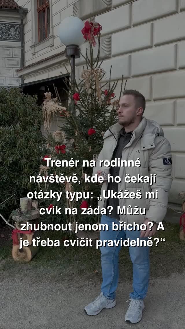 Tyhle otázky slyším pořád. Na rodinných návštěvách, u nových klientů i ve zprávách. 🤓
„Ukážeš mi cvik na záda?“
„Můžu zhubnout jen břicho?“
„Musím cvičit pravidelně?“
Tyhle otázky nevznikají proto, že by lidi byli líní nebo hloupí. Vznikají proto, že kolem tréninku, pohybu a těla koluje obrovské množství protichůdných informací a zkratek, ve kterých je strašně snadné se ztratit. Vím to.
A svátky? Ty tohle ještě znásobí. Více času, více jídla, méně režimu → více nejistoty.
Tak jen připomenu:
– pár dní bez tréninku váš progres nezruší
– tuk se nehubne lokálně
– tělo funguje dlouhodobě, ne od pondělí do neděle
– a pohyb není trest, ale nástroj!
Na výsledcích rozhoduje to, co děláte většinu roku, ne pár svátečních dní. ☺️💪🏽
Je nějaká otázka, kterou slýcháte pořád dokola i vy?👇🏽
_____
Pojďme spolupracovat 🤝🏼 www.brotas.cz
#brotas #brotastaining #osobnitrener #posilovani #cviceni