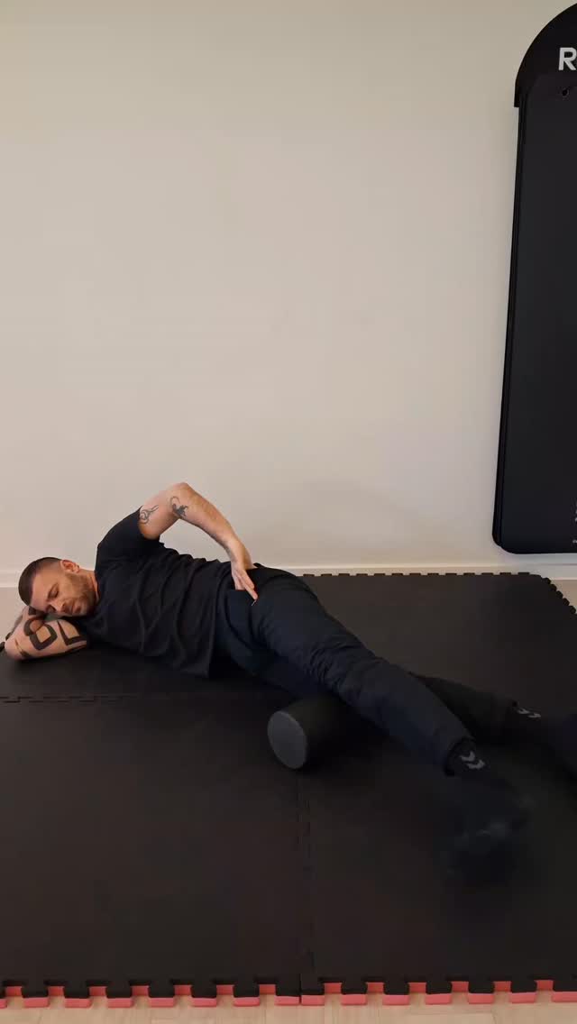 Løs langvarige symptomer omkring lænd, hofte og lyske 🧠
Det handler ikke om vilde fancy øvelser
eller den “ENE” øvelse, der magisk løser alt ✋
Sandheden er 👇
Det er ikke de vilde, coole øvelser, som skaber de bedste resultater.
Ofte er det sådan, at de øvelser, der faktisk hjælper dig,
er ret simple 💡
Og ja – det må gerne være nemt 🙌
Det, du har brug for, er:
✔️ Grundige tests
✔️ En klar og struktureret AKTIV plan
✔️ Tilpasset dine individuelle behov
🔹 Du får de rigtige øvelser til dine udfordringer – baseret på tests
🔹 Øvelserne tilpasses den intensitet og skalering, du har brug for
🔹 Der sker løbende justeringer, så du eksponeres i den rette grad
🔹 Planen er udfordrende, så kroppen skaber reel adaption 🔁
Ingen quick fixes.
Bare struktur, progression og løsninger, der holder 💛
#biomekanik #funktioneltræning #holisticcoaching #rotation #breathing #performance #smertefri #balance #bevægelse #hofte #lyske #lændesmerter #nervesystem #rehab