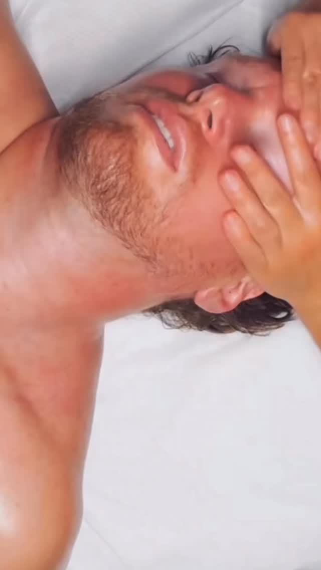 KJENNER DU DEG SLITEN SELV OM DU IKKE HAR GJORT NOE FYSISK? @followers
Da kan det være hjernen din som skriker hjelp.
For når hodet er fullt, føles kroppen tung – selv om du egentlig ikke er fysisk sliten.
Å hvile Hjernen er det viktigste man gjør når man er sliten , det er sjelden fysisk sliten. Men definitiv hjernen som er det organet som trenger aller mest, å hvile hode/hjernen, mental kognitiv
NÅR MAN ER SLITEN ER DEFINITIVT HJERNEN DET ORGANET SOM TRENGER HVILE, Det mange gjør når man er sliten er å hvile kroppen men ikke hode. Man setter seg ned i sofa og scroller på mobil og da blir hjernen enda mer sliten med all inntrykkene og du føler at selv om du ikke har gjort noe fysisk så føler du deg veldig sliten. Hjernen trenger hvile,
Hjernen jobber konstant: planer, inntrykk, skjerm, lyder, ansvar…
Og når vi endelig får en ledig stund, tar vi opp mobilen og scroller litt til.
Det gir sjelden ekte hvile.
Hjernen trenger ro – ikke mer input.
Derfor har vi laget en mobilfri sone hos oss.
Og derfor er de fleste av våre massasjer inkludert hodebunnsmassasje + ansiktsmassasje.
Ekte hvile er ro. Stillhet. Å få hodet ned i gir.
Massasje med hodebunn + ansikt kan gi hodet en etterlengtet “reset”.
Kjenn forskjellen på “pause” og hvile.
📩 Book en time i dag – og gi hjernen (og hodet) den pausen den trenger 👇. https://www.lillehammerspa.no/service-page/skuldre-nakke-ansikt-og-hodebunn-1
#mobilfrisone #hodebunnsmassasje #ansiktsmassasje hodepine#hvile#lillehammerspa