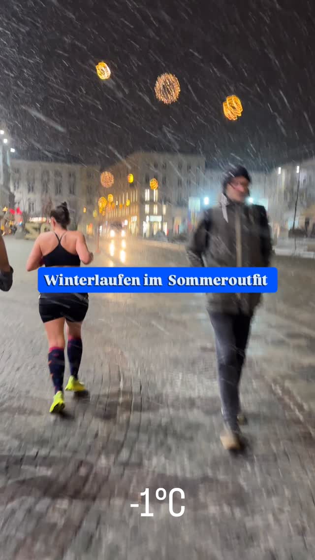 Das Laufen in der Kälte im Sommeroutfit fühlt sich unglaublich gut an. 🏃🏼♀️ Hast du das schon einmal ausprobiert?
Organisiert vom Eisbadeverein Linz sind wir 8 Kilometer im Sommeroutfit gelaufen – eine richtig coole Runde mit jeder Menge Glücksgefühlen und ordentlicher Endorphinausschüttung.
Viele weitere Events findest du auf www.eisbadenoe.at.
3.1. Vollmondeisbaden in der Donau Linz
5.1. Eisbaden & Neuausrichtung am Ausee Linz
22.1. Wandern im Sommeroutfit
20.2. Eisbade-Workshop für Frauen
11.4. Grow Together DayRetreat
Der Linzer Eisbadeverein Icefroggies wünscht dir einen guten Rutsch sowie alles, alles Liebe und ganz viele coole Momente für das Jahr 2026. ❄️💙
Andrea, Isabella, Marion & Markus