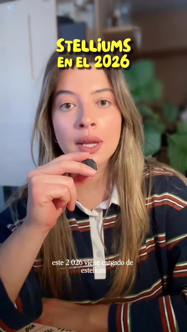 Un stellium se produce cuando tres o más planetas se concentran en un mismo signo o casa, generando una acumulación de energía que intensifica de forma clara los temas asociados a ese espacio. En astrología, no se interpreta como un factor aislado, sino como un punto de énfasis dentro de la carta o de un período específico.
Un stellium indica sobrecarga, enfoque y repetición de experiencias en un mismo eje de vida. Los asuntos vinculados a ese signo o casa se vuelven dominantes, insistentes y formativos. No permiten una vivencia superficial. Obligan a desarrollar habilidades y a tomar decisiones.
Los stelliums marcan etapas donde una temática se vuelve estructural. Por eso suelen coincidir con períodos de maduración acelerada, ajustes importantes y redefinición de dirección.
#Astrology #astrologia #stellium