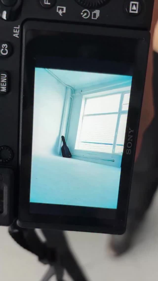 Para este ejercicio les di a mis alumnos una guitarra y una consigna clara: no fotografiarla tal cual es, sino intervenirla.
Cada alumno tuvo que decidir desde lo que el anterior había dejado atrás. Nada empezaba de cero. Cada gesto era una huella, un condicionante, una herencia.
Las imágenes funcionan por sí solas, pero el ejercicio cobra verdadero sentido cuando se ven todas juntas. Ahí aparece la narrativa final, el proceso, la transformación.
Este experimento nos recuerda que la fotografía no es solo mirar, sino decidir, arriesgar, aceptar la pérdida. Que a veces crear una imagen implica romper algo antes.
Al final, no se trata de una guitarra, sino de entender la fotografía como un acto colectivo, un diálogo entre imágenes, un todo construido a partir de muchas manos.
#clasesdefotografia #tutorialfotografia #tipsdefotografia #fotoscreativas #fotografia