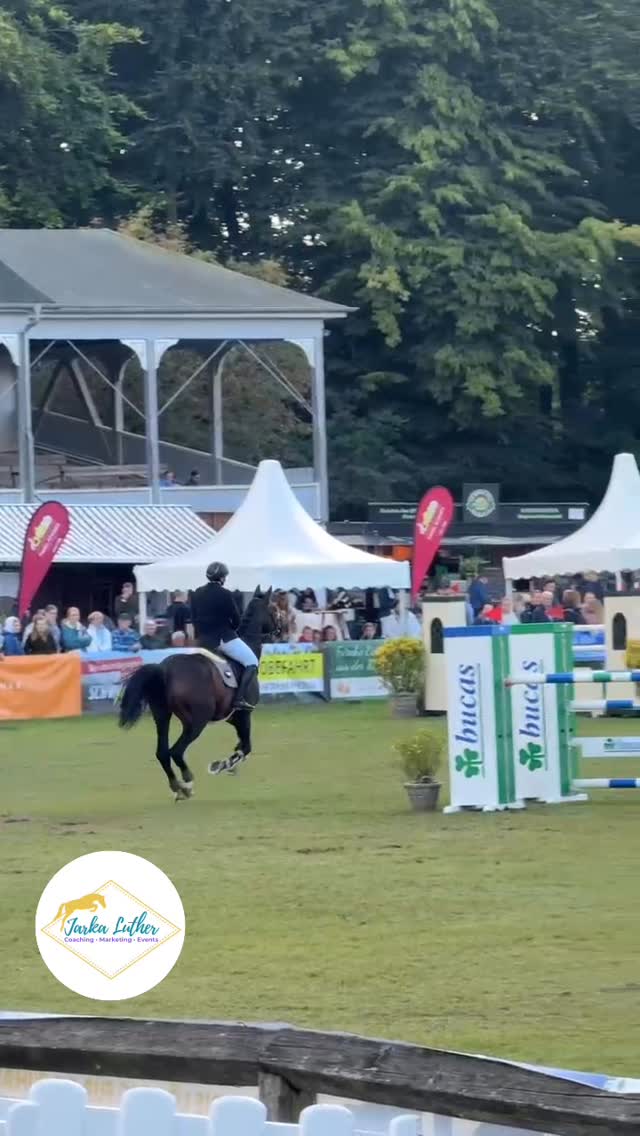 Der Tag vor dem Turnier fühlt sich für viele schwerer an als der Turniertag selbst.
Zu viele Gedanken. Zu viel Druck. Zu viele „Was-wäre-wenns“.
Vielleicht hilft dir diese kleine mentale Checkliste:
1️⃣ Hör auf, deinen letzten Ritt zu zerdenken.
Ein einzelner Ritt definiert dich nicht.
Und er ist keine Vorschau auf morgen.
Lass los, sammel dich neu – jeder Tag beginnt bei null.
2️⃣ Konzentrier dich auf das, was du kontrollieren kannst.
Deine Vorbereitung.
Deinen Ablauf.
Deine Ausrüstung.
Nicht das Wetter, nicht den Boden, nicht die Meinung anderer.
3️⃣ Wähle ein Fokuswort für morgen.
Was ist deine Aufgabe?
Vorwärts? Ruhig bleiben? Atmen?
Ein Wort reicht – als Anker, zu dem du immer wieder zurückkehren kannst. Deine „Basis“!
4️⃣ Sprich mit dir so, wie du mit deinem Pferd sprichst.
Du würdest deinem Pferd vor dem Start nie sagen, dass es versagen wird.
Warum also zu dir selbst?
💡Mentale Stärke heißt nicht, keine Zweifel zu haben –
sondern zu wissen, wie du mit ihnen umgehst.