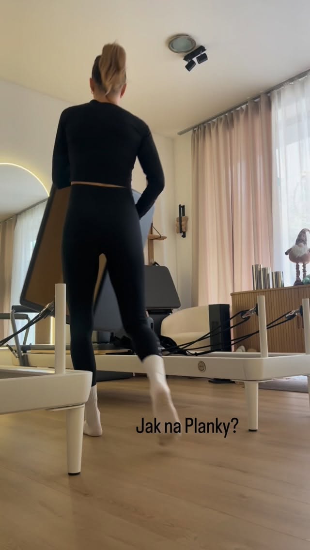 Je to tak. Lidi milují planky.
Často si ale neuvědomují, jak náročný
a komplexní cvik to ve skutečnosti je.
Do začátečnických lekcí by možná ani patřit neměl.
Pokud ho ale už děláš a trenér/ka tě naučil/a,
jak stabilizovat záda, ramena i pánev
a jak u toho správně dýchat,
existují varianty, na kterých se dá krásně vyrůst.
A teprve potom má smysl zkoušet ty náročnější.
Plank není o výdrži za každou cenu.
Je o kontrole, kvalitě a trpělivosti. 💪🧠
#plank #coretraining #kvalitanadkvantitu #pohybvedome