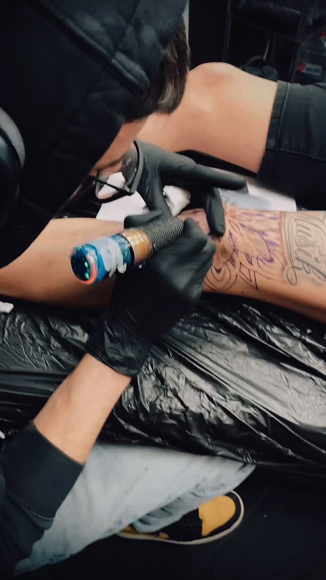 Impecable dot-work from a while back by: John / @sacredprophecytattoo , in a really tough spot, so kudos to his client!
📱 +49 0511 4885681
✉️ info@hautdesign-tattoo.de
#HautdesignTattoo ist Mitglied des @dot_e.v
#hannover #langenhagen #DotWork #KneeTattoo