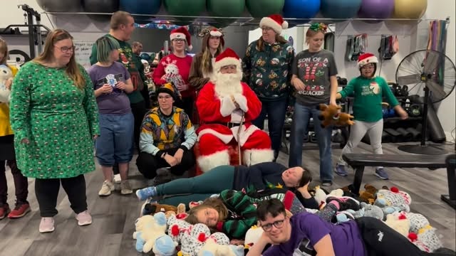 Coach @depthsofdell took some amazing Santa photos @fetter_fitness with @fiercenfitboxing team!
#fiercenfitboxing #specialneedsboxing #aplaceforall #fetterfitness #christmas2025
