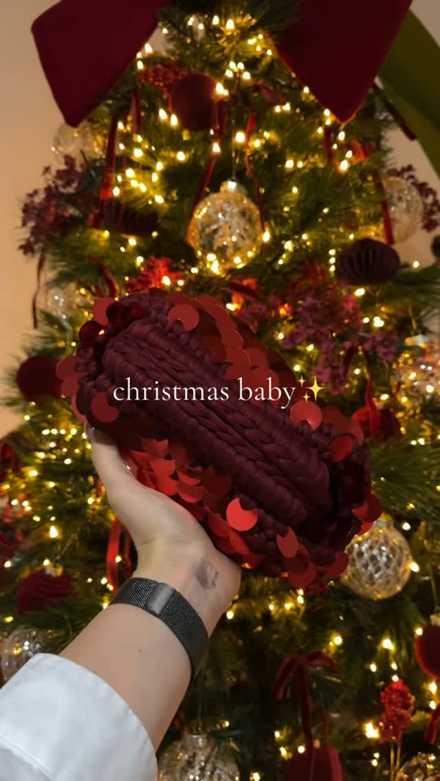 buon natale in ritardo ✨
ce lo siamo presi apposta:
abbiamo dimenticato i telefoni, rallentato un po’
e ci siamo tenuti il tempo giusto per ricaricarci
e stare con le persone che amiamo 🤍
intanto lei, la borsa bordeaux con paillettes,
brilla piano — senza fretta ✨👜