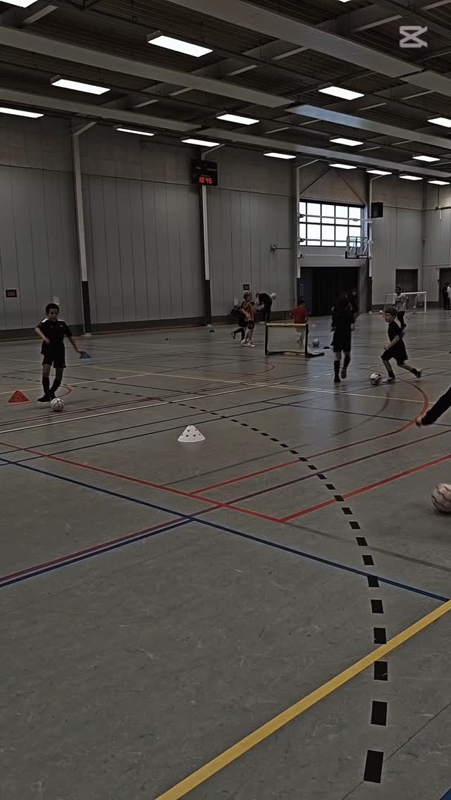 Winterstage MCL Academy
Wat een topdag vol energie, leergierigheid en voetbal!
Tijdens onze stagedag dompelden we onze spelers onder in een gevarieerd programma, volledig in het teken van totale voetbalontwikkeling.
- In de voormiddag lag de focus op technische Ʃn cognitieve oefeningen. We daagden de spelers uit om niet alleen hun balvaardigheid te verbeteren, maar ook sneller te denken, beter te beslissen en het spel slimmer te lezen.
- In de namiddag stond fysieke en mentale ontwikkeling centraal.
De spelers kregen een core stability- en looptraining onder begeleiding van trainer Laurens, gevolgd door een initiatieles kickboksen van trainster Lorena. Een ideale combinatie om kracht, coƶrdinatie, discipline en zelfvertrouwen te versterken.
Bij onze voetbalacademie geloven we sterk in een brede en kwalitatieve opleiding, waarbij voetbal, fysieke ontwikkeling en mentale weerbaarheid hand in hand gaan.
š Wil jij dat jouw kind ook traint in een motiverende en veelzijdige omgeving?
Hou onze pagina in de gaten of neem contact met ons op voor meer info!
#Voetbalacademie #TotaleOntwikkeling #Stagedag #Jeugdvoetbal #MeerDanVoetbal