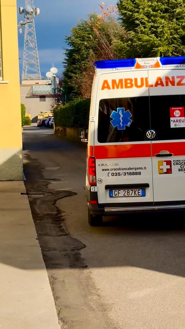 Ogni anno lascia qualcosa.
Volti, strade, notti che restano addosso.
Il 2025 è passato veloce, ma pieno.
Si chiude un anno, non la voglia di esserci.
#CroceBiancaBergamo #118 #Volontariato #Servizio #Squadra #EmergencyMindset #2025Season