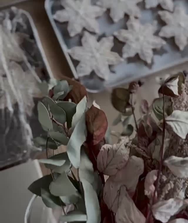 🍪
コラボワークショップ開催のお知らせ
UN PETIT PAPILLON × Liberty Calligraphy
— A Valentine Workshop —
贈る気持ちを、デザインから。
オリジナルクッキー型のデザインから、
クッキーづくり、クッキー缶への詰め方・ラッピングまで。
バレンタインを前に、
想いをかたちにする2日間の
特別なコラボワークショップを開催します。
本ワークショップは
① デザイン → ② 実践 の2回構成。
両日ご参加いただける方限定の内容です。
⸻
🌿 コラボパートナー紹介
UN PETIT PAPILLON(アン プティ パピヨン)
東京都世田谷・松陰神社前にある
パティスリー&お菓子教室。
フランス菓子の技術をベースに、
素材選びや“うららか(晴れやかで朗らかな時間)”を大切にした
お菓子づくりを提案しています。
@_unpetit_papillon_
Liberty Calligraphy は、
型のデザイン設計やラッピング表現、
文字やモチーフの配置・余白・バランスなど、
デザインの視点から全体をサポートします。
※ 本ワークショップでは
カリグラフィーの実技レッスンは行いません。
ただし、文字や模様の扱い方、余白の捉え方など、Liberty Calligraphy ならではの
デザイン要素は楽しんでいただけると思います。
⸻
📍 ワークショップ内容
🖊【1回目|オリジナルクッキー型のデザイン】
あらかじめご用意したフォーマットをもとに、
模様や文字を自由に組み合わせて
世界にひとつだけのクッキー型をデザインします。
・型の最大サイズ:65mm × 55mm
・デザインした型は、2回目にお越しいただいた時にお渡しします
「描く・考える」時間を、じっくり楽しむ回です。
⸻
🍪【2回目|クッキー制作&クッキー缶づくり】
1回目でデザインした
オリジナルクッキー型を実際に使ってクッキー制作。
・オリジナル型のクッキー:1種
・デモンストレーション:2種
▶ 合計 5種類のクッキー を学びます
その中に
・シーリングスタンプチョコ体験
・アイシング体験
もご用意しています。
仕上げに、
バレンタインギフトとしてもそのまま贈れる
クッキー缶に詰め、ラッピングしてお持ち帰りいただきます。
・缶(プレゼント用 )貼箱(ご自宅用)
・オリジナル型制作・ラッピング:Liberty Calligraphy
・クッキー制作:UN PETIT PAPILLON
⸻
📅 日程(※すべて両日参加必須)
① 午前クラス 残1席
•1回目:1月24日(土)10:00–12:00(2h)
•2回目:2月7日(土)10:00–13:00(3h)
② 午後クラス 残1席
•1回目:1月24日(土)14:00–16:00(2h)
•2回目:2月7日(土)14:00–17:00(3h)
③ 平日クラス 満席
•1回目:1月29日(木)13:00–15:00(2h)
•2回目:2月12日(木)13:00–16:00(3h)
⸻
参加費
19,800円(税込)
※ 全2回分
※ オリジナルクッキー型制作費
※ クッキー材料費
※ クッキー缶(プレゼント用 )貼箱(ご自宅用)
※ ラッピング資材
※ UN PETIT PAPILLON ギフトバッグ
すべて含まれています。
⸻
お申し込みについて
2026年1月5日 20時より
DMまたはホームページにて
受付開始いたします
⸻
手を動かし、考え、包む。
甘さだけではない、
想いのかたちをつくるバレンタイン。
この季節ならではの、
ささやかな“贈る時間”を
ご一緒できたら嬉しいです。