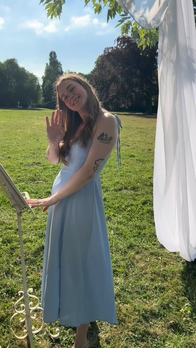 Das Jahr 2025 neigt sich dem Ende zu… ✨
und ich blicke zurück auf eine Saison voller erster Male, Lieblingsmomente,
Gänsehaut, Tränen, Lachen – und so viel Liebe.
Diese kleinen, stillen Augenblicke,
in denen ich einfach nur dachte:
Was für ein Geschenk, dass ich das miterleben darf. 🤍
Ich bin so dankbar für all meine Paare in diesem Jahr —
für euer Vertrauen, eure Offenheit,
für eure Geschichten, die ihr mit mir geteilt habt,
und für jedes „Das sind wir“ in euren Trauungen. ✨
Jede Trauung war anders.
Jede Liebesgeschichte einzigartig.
Und in jeder einzelnen durfte ich wieder etwas Neues über die Liebe lernen –
darüber, was sie trägt, stärkt, heilen und verbinden kann.
Ich habe so viel gelernt, so viel gefühlt
und Erinnerungen gesammelt, die noch lange in mir nachklingen werden. 💛
Dieses Reel ist ein kleines Recap davon — ein Stück 2025 in Bildern.
Jetzt heißt es einmal durchatmen, nachfühlen…
und dann wächst sie schon wieder: die Vorfreude auf 2026. ✨
Auf neue Geschichten.
Auf neue Herzensmomente.
Auf alles, was kommen darf — und was wir gemeinsam feiern werden.
Ich kann’s kaum erwarten. 🤍
#freietrauung #traurednerin #hochzeit #traurednerinberlin #hochzeitsinspiration
Traurednerin Anne Tausch - Freie Trauung Berlin