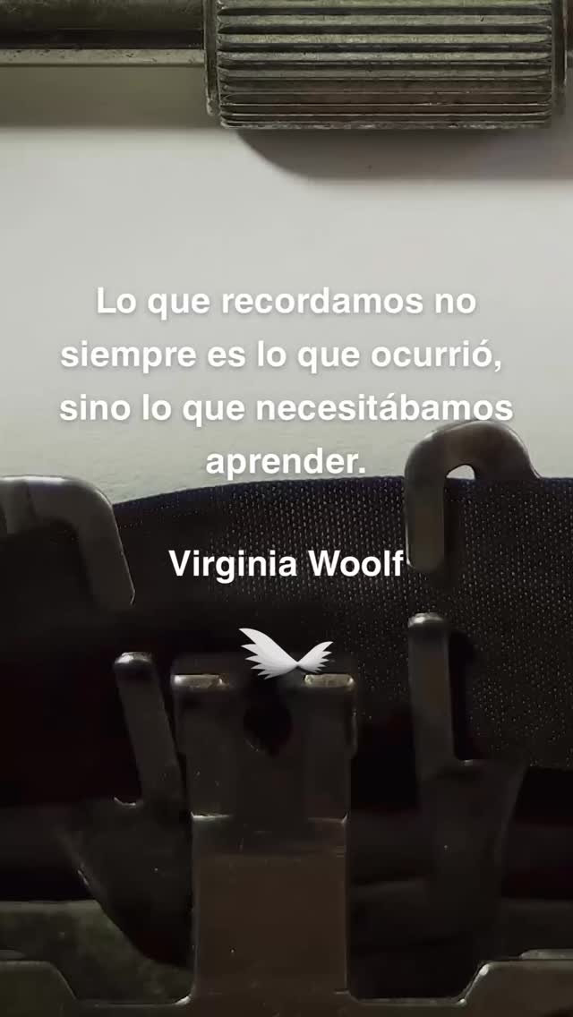 Al recordar, queda en nuestra memoria la huella de las vivencias que más impacto nos genera:
📍Por frecuencia: algo que se repitió muchas veces.
📍Por intensidad: algo que puso nuestro mundo del revés.
Justo esas dos son las variables del aprendizaje significativo, que es ese aprender que se interioriza y forma parte de ti desde que lo consigues.
Y esto no va de una lectura positivista, no todo lo que nos pasa es bueno y nos hace crecer: pero sí tenemos el deber de aprender, por y para muestro bien.
