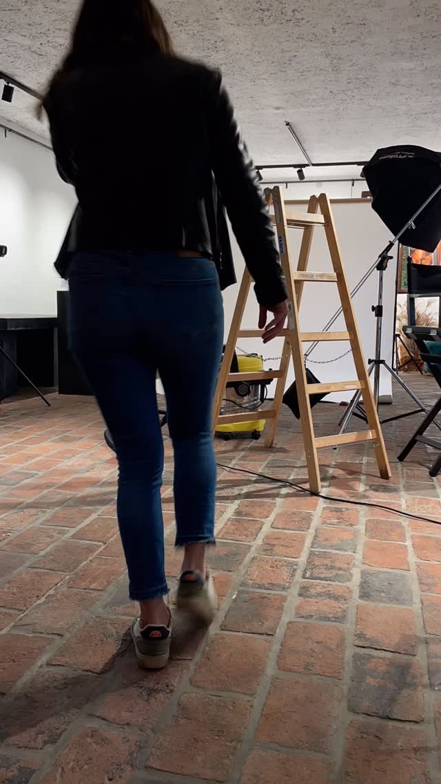 âErzĂ€hle von deinen Entscheidungen und nicht von einer Errungenschaften.â manchmal braucht es eine Zeit in der man sich treiben lĂ€sst um dann wieder das Ruder selbst in die Hand zu nehmen und den Kurs einzustellen. Besonders das Jahr 2025 war fĂŒr mich ein Jahr um mich treiben zu lassen vermutlich habe ich nicht allzu viele richtige Entscheidungen getroffen ich hab mich viel mehr treiben lassen, was mich auf wunderbare Reisen gebracht hat und wunderbare Begegnungen aber auch viele EnttĂ€uschungen und ja diese reels sind fĂŒr mich eine Art Selbstreflektion um wieder zu lernen aus erlebten und in Kombination mit diesem Spruch den ich schon einige Monate mit mir trage, denke ich dass es jetzt wieder darum geht bewusst Entscheidungen zu treffen in welche Richtung ich nun blicken möchte. #