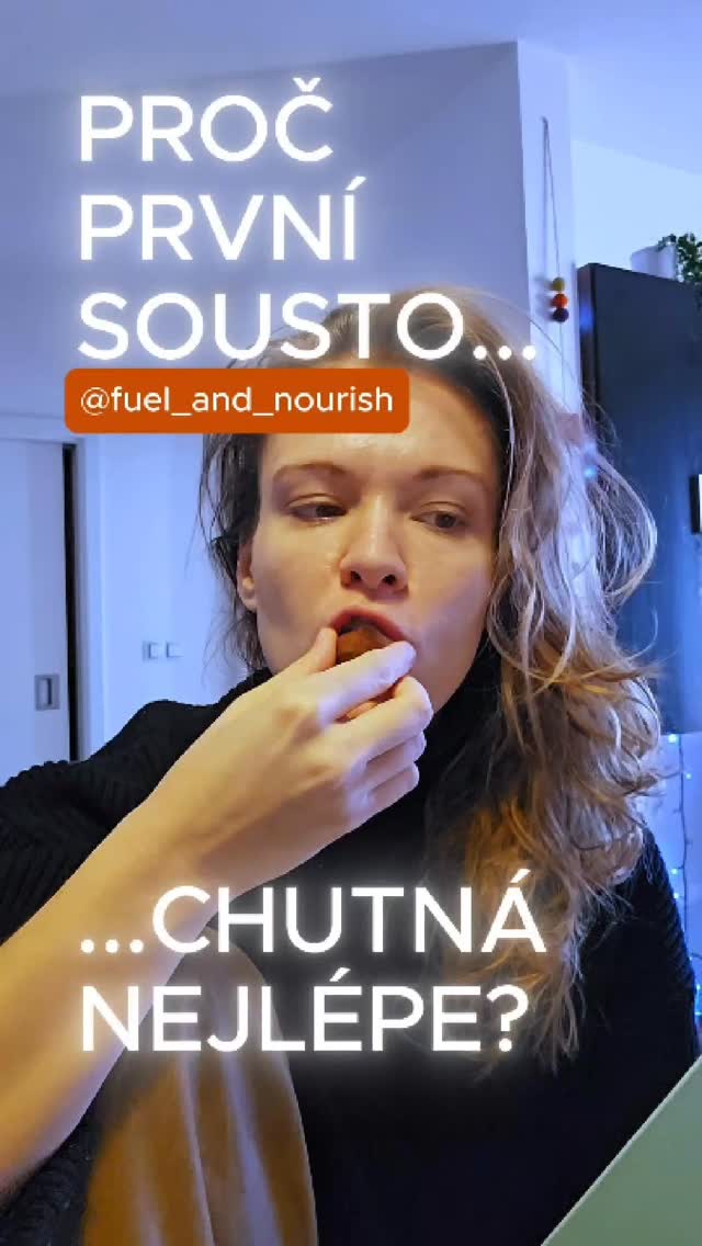 Znáš ten pocit,když se těšíš na něco dobrého, ale najednou je talíř prázdný a ty se cítíš plná, ale neuspokojená.
Z pohledu neurobiologie něco, čemu se říká Senzoricky specifická sytost. Zjednodušeně řečeno: tvůj mozek se konkrétní chutí rychle ,,unaví".
Tvůj mozek dostává největší dopaminovou odměnu během prvních pár soust. Potom? Křivka potěšení klesá.
Pokud jíš rychle a nevědomky (u televize, mobilu), tvůj mozek si nestihne všimnout, že už má dost, a nutí tě jíst dál a hledat ten prvotní pocit slasti.
👉 Tip pro dnešek? Až si dáš něco dobrého, zkus "Pravidlo jednoho kousku". Sněz ho tak pomalu, jak to jen jde. Možná zjistíš, že ti stačí mnohem méně, než si myslíš..
#vedomejezeni #chutnasladke #psychologiejidla #pomalejezeni #vsimavejezeni