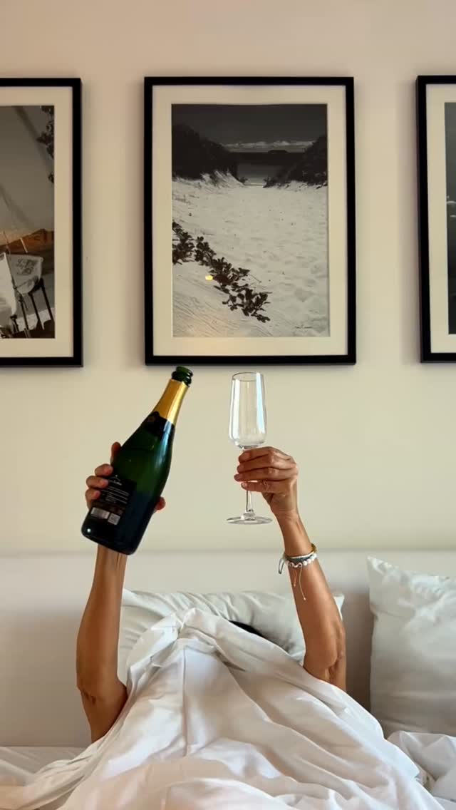 🇫🇷 Savourer les derniers instants de 2025 comme il se doit. Un moment, un verre, un rêve de Saint-Barth. 🥂✨
-----
🇬🇧 Savoring the last moments of 2025 the right way. A moment, a glass, a dream from St. Barth. 🥂✨
#Happynewyear #bonneannée #saintbarth #Cheers