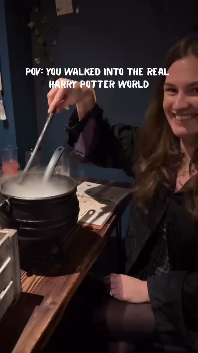 ⚡️Du glaubst, die Welt von Harry Potter existiert nicht?
Dann warst du noch nie in Edinburgh. ✨
Wenn es eine Stadt gibt, die sich wirklich magisch anfühlt, dann ist es Edinburgh. Kein Wunder, dass genau hier die Inspiration für die Harry Potter Welt entstanden ist. Die Magie liegt buchstäblich in der Luft und man spürt sie an jeder Ecke.🪄
Seid ihr auch kleine Potterheads oder doch eher Muggel durch und durch?
Wenn ihr wissen wollt, welche magischen Orte ihr in Edinburgh auf keinen Fall verpassen solltet, schaut unbedingt auf unserem Blog vorbei
www.weltallerliebst.de (Link in Bio).💕
.
.
.
#edinburgh
#harrypotter
#potterhead
#scotlandtravel
#travelreels