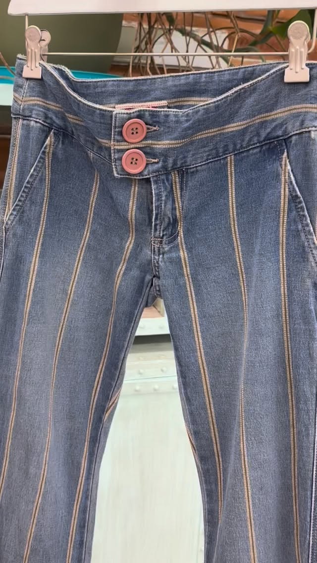 Holiday season is over and we have made it to the new year, so it’s time to head back to basics!! We got some incredible new retro and vintage denim jeans in with some amazing neutral, lightweight pieces to keep that winter style fun and stylish. Don’t believe us??? Come in and see for yourself!!
#timewarpbr #shoplocal #midcitybr #shopvintage #vintageclothing #vintage