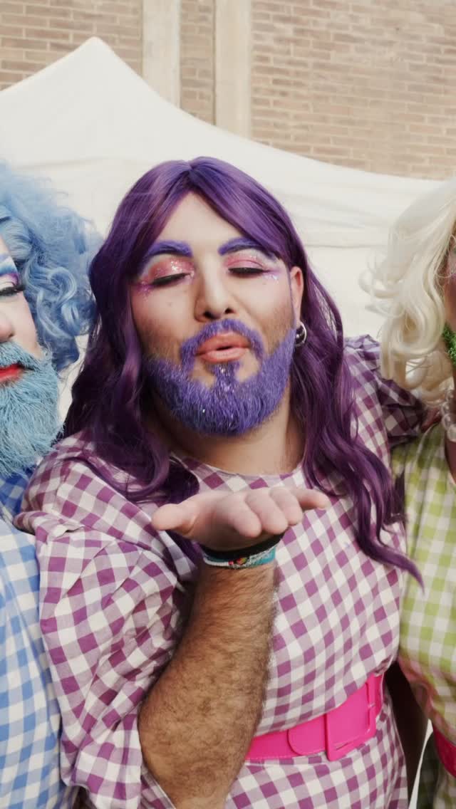 Videoclip oficial de la primera cançó original 🎶 de la FESTA ALLIOLI OLÉ gravada el passat diumenge 6 de juliol en motiu de la Festa Major de Terrassa @generesterrassa @ajterrassa
Som una festa lgbtiq+ 🏳️🌈 des de 2016, una celebració festiva i reivindicativa de la cultura catalana plena de música, xous, coreos, performance i xerinol·la!
Dóna-li al Play ▶️ i balla amb la millor salsa catalana!
Gravació i edició: Galdric Peñarroja
https://www.galdric.com
ENXERINOL·LA’T 🫶🏼🏳️🌈▶️