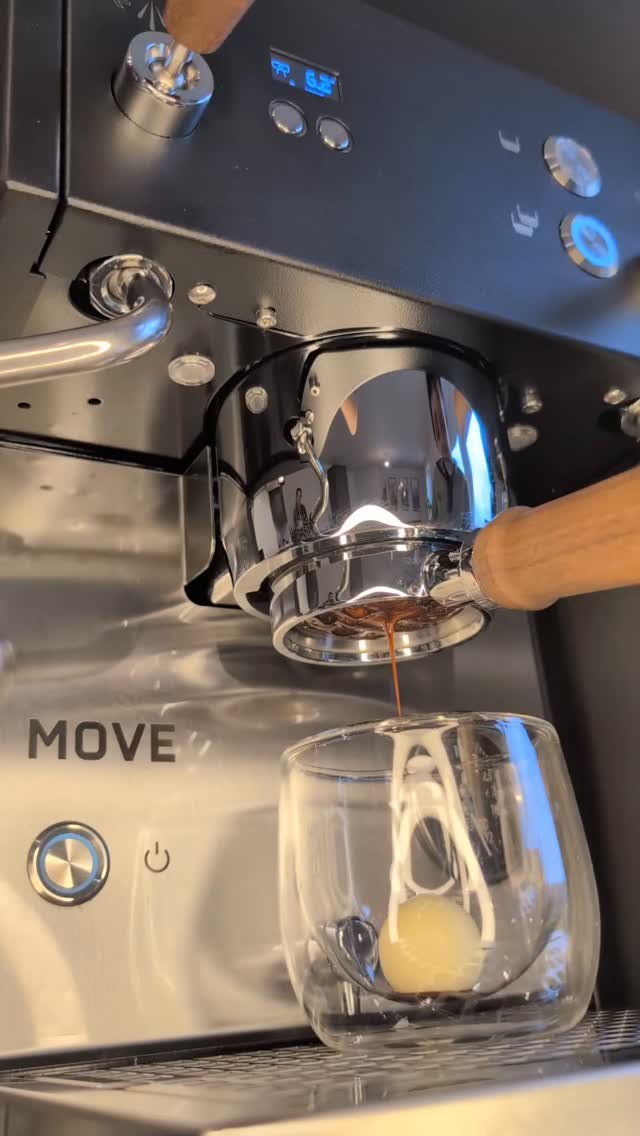 It's kind of still Christmas! Espresso shot with a white chocolate lindt.
Properroastcoffee.com
@profitecespresso