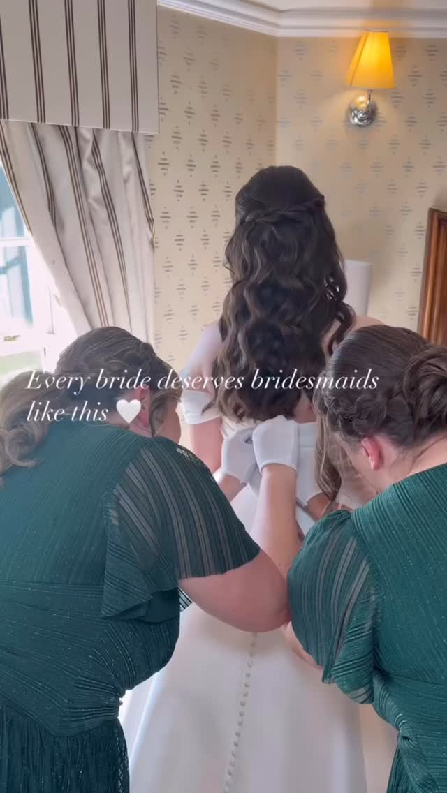 White gloves, calm hands and so much love 🤍
These behind-the-scenes moments are what make bridal prep truly special.
Bridesmaids who show up like this are priceless ✨
#BridalPrep
#Bridesmaids
#WeddingMorning
#wedding