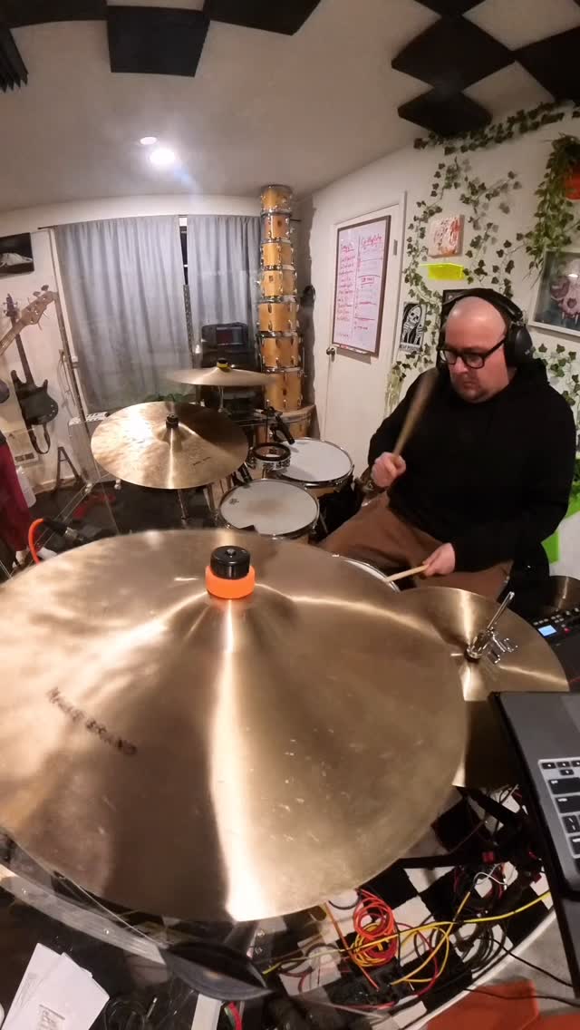 Last day of the year. Gonna start the new year swingin! 💪🏼🎧 How’s it sounding on your end? I switched out the ol Telecaster guitar for Kim Thayil’s Guild Polara. Brian & Trevor are also working on shaping their tones & experimenting with new tools for our next era.
#livesession #kimthayil #seattle #rehearsals #360