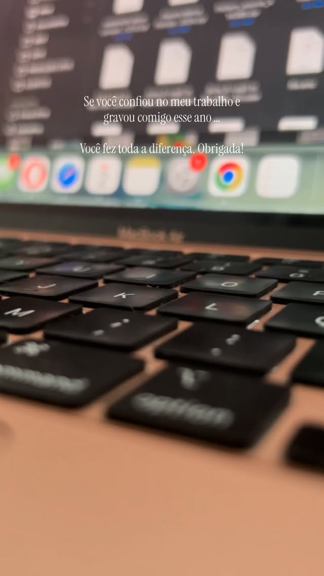 Se você confiou no meu trabalho e gravou comigo esse ano... este post é para você. ✨
Delegar o marketing não é fácil. Exige coragem para soltar o controle e confiança para permitir que outra pessoa conte a sua história. Por isso, quero agradecer a cada um de vocês que me deixou entrar no seu negócio, que acreditou na estratégia e que deu o passo para sair do ‘marketing do desespero’ rumo a um posicionamento profissional.
Obrigada por escolher a CRVK para estar ao seu lado nesta jornada!
#marketing #SocialMediaPortugal #fotografia #video #marketingestrategico