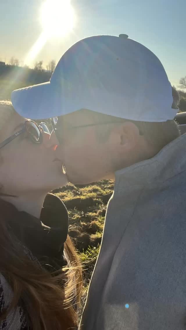 Thanks 2025 ✨
Was für ein Jahr. 💜 2025 war geprägt von vielen schönen Momenten, neuen Herausforderungen und Begegnungen mit so vielen tollen Menschen.
Ich durfte viele besondere Auftritte begleiten – vor allem Hochzeiten, bei denen wir Brautpaare den ganzen Tag musikalisch begleiten durften: mit Livemusik, Traurede und Daniel als DJ. Dafür bin ich sehr dankbar.
Ein Jahr, das sich auch privat tief eingeprägt hat:
Mitte 2025 habe ich einen Heiratsantrag von Daniel bekommen – mein ganz persönliches Highlight. 🥰
Dazu kamen viele weitere Herzensmomente: mein erster Disneyland-Besuch mit meiner Tochter und einer sehr guten Freundin, ein schöner Familienurlaub und all die gemeinsamen Erlebnisse auf und neben der Bühne.
Ich bin dankbar für meine Familie, für Freundschaften und für all die Menschen, die dieses Jahr besonders gemacht haben - ich freue mich auf alles, was 2026 bringt!
#thanks2025🙏welcome2026♥️ #recap2025 #singerslife #hochzeitssängerin #bridetobe