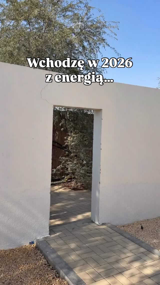 ✨ Zatrzymaj się na chwilę.
Weź oddech.
I powtórz te słowa jako afirmację na nowy rok.
Zapisz na później, aby przypominać sobie tę afirmację każdego dnia.
„W nowym roku wybieram siebie.
Słucham mojego ciała i jego rytmu.
Nie muszę się spieszyć,
nie muszę nic udowadniać,
nie muszę być silna kosztem siebie.
Pozwalam sobie zwolnić.
Oddycham.
Wracam do równowagi.
Z uważnością dbam o swoje emocje,
o moje procesy, ciało,
o kobiecą naturę, która wie, kiedy działać, a kiedy odpoczywać.
Wybieram spokój zamiast presji.
Czułość zamiast kontroli.
Zaufanie zamiast napięcia.
Jestem bezpieczna w swoim ciele.
Jestem w zgodzie ze sobą.”
Bez presji.
Bez napięcia.
W zgodzie z ciałem i Twoją naturą.
Bo kiedy układ nerwowy się reguluje,
ciało może wracać do równowagi, zdrowia i kobiecej harmonii 🌸
Jeśli czujesz, że Twoje ciało potrzebuje realnego wsparcia w tym procesie —
akupunktura pomaga wyciszyć napięcie, uregulować emocje i wesprzeć naturalne procesy regeneracji.
✨ Umów się na sesję i zacznij nowy rok z ciała, nie z presji
💬 Napisz w komentarzu AKU, a wyślę Ci link do umówienia wizyty.
✨ Zaopiekuj się sobą w Bertha Holistic ✨
•••••••••••••••••••••••••••••••••••••••••••••••••••
🌱 Wsparcie płodności, zdrowia, emocji, urody.
🌸 Beata Szlachta – ekspert medycyny chińskiej
❤️ Bertha Holistic Centrum medycyny naturalnej we Wrocławiu.
☘️ Akupunktura, zioła, medycyna chińska, terapie twarzy.
•••••••••••••••••••••••••••••••••••••••••••••••••••