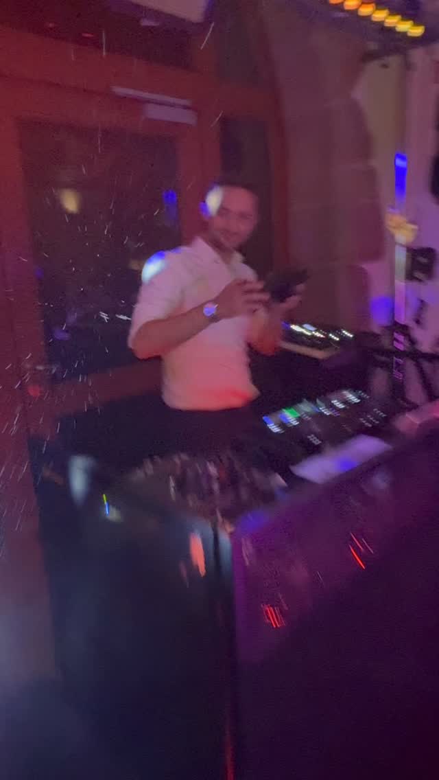 Ihr wollt genau diese Stimmung auf eurer Hochzeit? 💍🔥
Dann fragt jetzt schnell euren Hochzeitstermin für 2026 oder 2027 an!
Wir freuen uns auf euch!
Leon 🎷& Daniel 🎹🎧