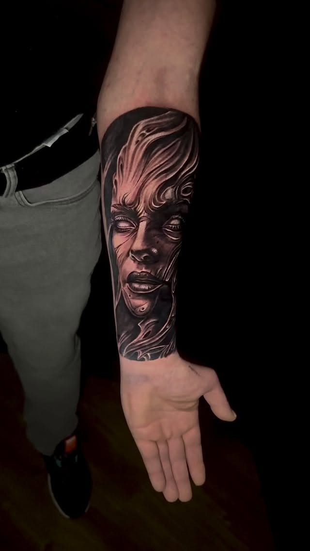 Von Teles
#tattoo #tattoos #tattooartist #ink #tattoolife #tattooart #inked #tattooideas #blackandgreytattoo #tattoostudio #hallesaale