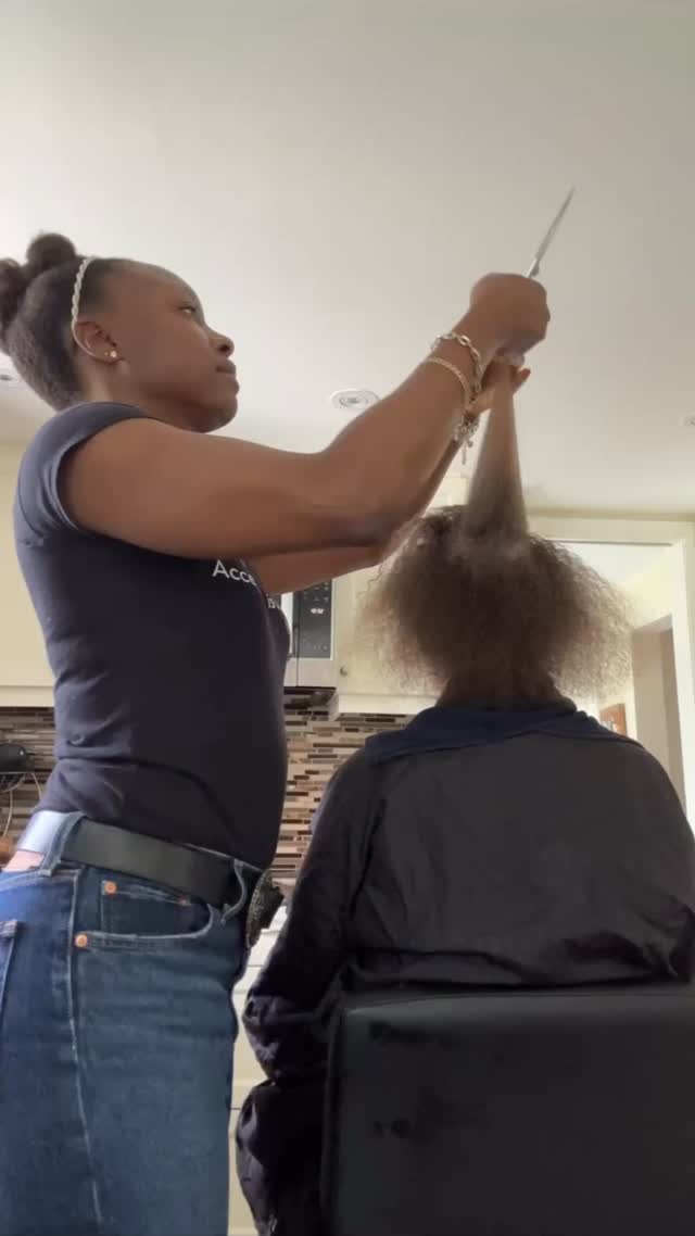 Frizé Frizé is here to educate and care for your natural curls, right in the comfort of your home.
Because healthy hair starts with knowledge, intention, and personalized care 🤍
.
.
#coilyhair #ottwacurlyhairstylist #texturedhair #ottawamobilehairstylist