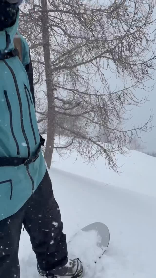 After 1 month of tiling it’s still nice.....
#snowboarding #snowboard #snow #board #powder
@henaff_off @fjordalp @quiksilver @chamonixmontblanc
🎥 @jeremydavies_be