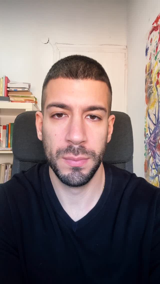 No todo sale siempre como esperas, pero hay errores que vale la pena cometer, que lo mejoran.
El error es salirte del borde, de lo establecido, de lo que tienes en tu cabeza; es encontrar nuevas oportunidades en tu camino. Y es ahí dónde te descubres. En psicología lo llamamos Insight, el darte cuenta.
Así ha sido este año para mí. He podido avanzar en mi camino haciendo tantas cosas que no podía imaginarme al inicio del año. Tengo ganas de empezar este 2026 y seguir trabajando y esforzándome, viendo cómo me puedo sorprender.
También eso mismo he vivido con las personas con las que he trabajado y acompañado. Esforzándome en que tengan un espacio para errar, para equivocarse y que eso no sea un castigo, sino una oportunidad para verse como nunca antes se habían visto. Espacios para darse cuenta.
Por muchos más errores que anos ayuden a ser y estar cada vez más acertados con nosotros mismos.