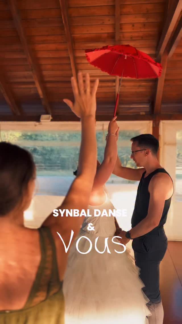 ✨ Synbal Danse, c’est VOUS – Épisode 2 ✨
Danser, c’est pour tout le monde.
Et ces images en sont la preuve 💃🕺
Mariés, Team Bride, élèves…
💜 Merci pour tous ces moments de bonheur partagés en 2025
Vivement 2026 ✨
Chez Synbal Danse, on partage, on se surprend, avec un coaching danse bienveillant, des rires, et surtout… zéro pression 💜
✨ Danser, c’est une vraie bulle d’air
dans la préparation d’un mariage, d’un EVJF,
ou de tout autre événement important.
☀️ Briser la barrière psychologique :
« Et si un jour, on essayait de danser ensemble… ? »
✨ Synbal Danse vous souhaite une très belle fin d’année, remplie de joie, de rires et de moments partagés ✨
💌 Partage ce reel avec les personnes que tu aimes et avec qui tu aimerais danser pour un moment spécial en 2026.
👉 Avec qui aimerais-tu danser en 2026 ?
•
•
•
#transmission #danse #recap #coursdedanse #emotion