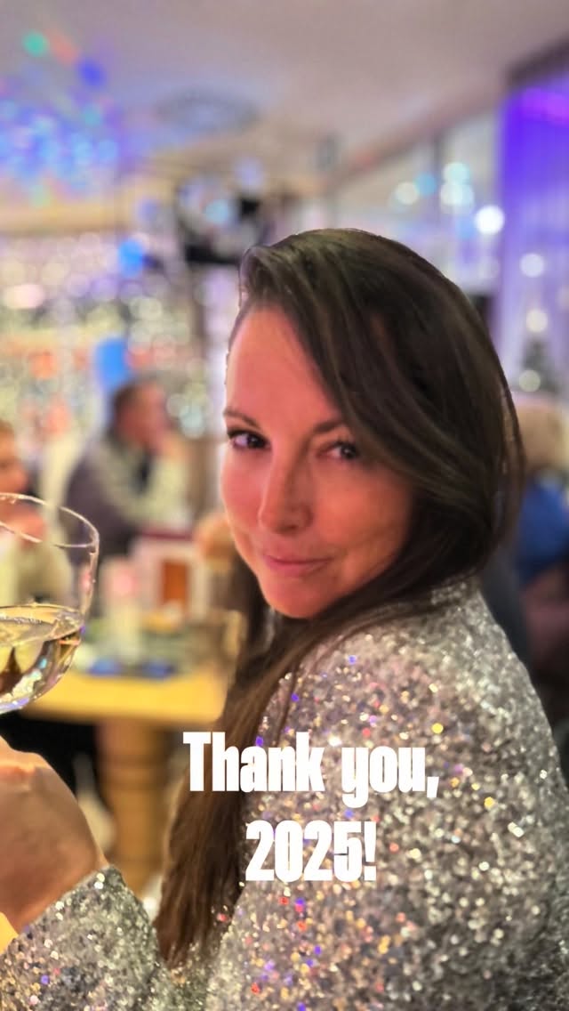 Danke, 2025.
Für all die Lektionen, das Wachstum, die Wunder und für die Erinnerung, dass Vertrauen, Liebe und Freude meine größte Kraft sind.
Jetzt blicke ich voller Vorfreude auf 2026.
Auf viele neue Projekte, neue Räume und neue Möglichkeiten.
Ich bin bereit für alles, was kommt.
Love Fiorina